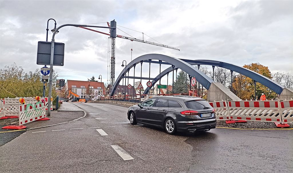 Ein Banner, das über der B10 angebracht wird, soll – wohl schon ab der kommenden Woche – auf die freie Durchfahrt nach Dürrmenz hinweisen. Foto: Deeg