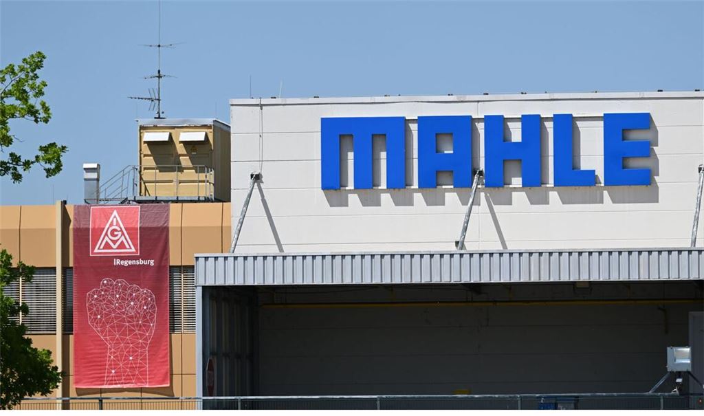 Ein Banner der IG Metall hängt am Werk des Autozulieferers Mahle.