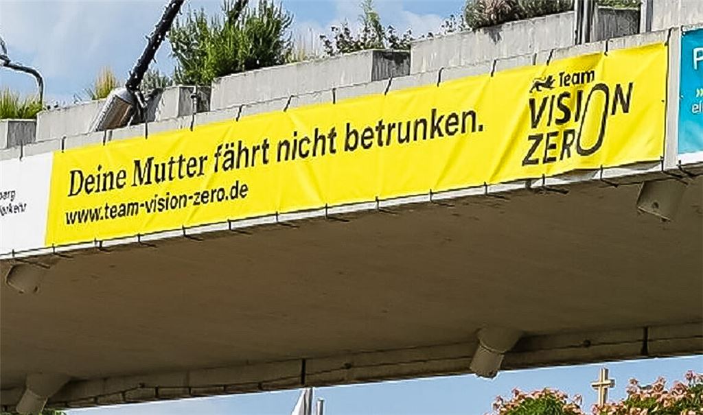 Ein Banner warnt – mit dem Vorbild der Mama – vor Alkohol am Steuer. Foto: Stadt Pforzheim