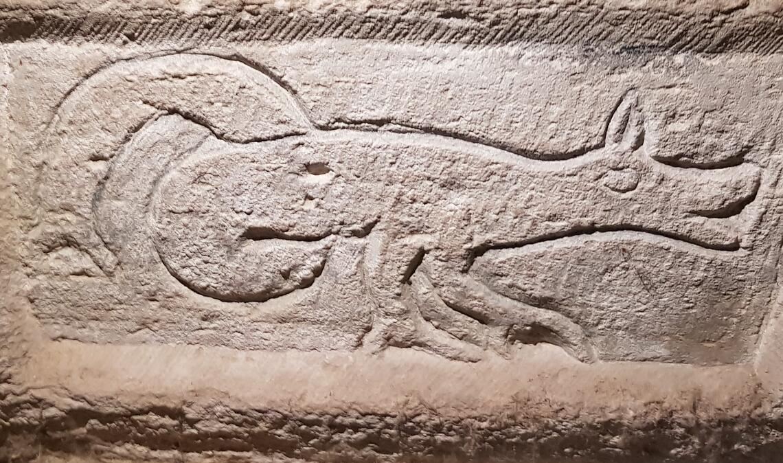 Ein Basilisk bannt im Kreuzgang das Böse.