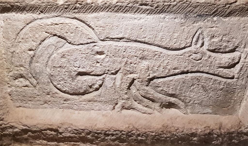 Ein Basilisk bannt im Kreuzgang das Böse.