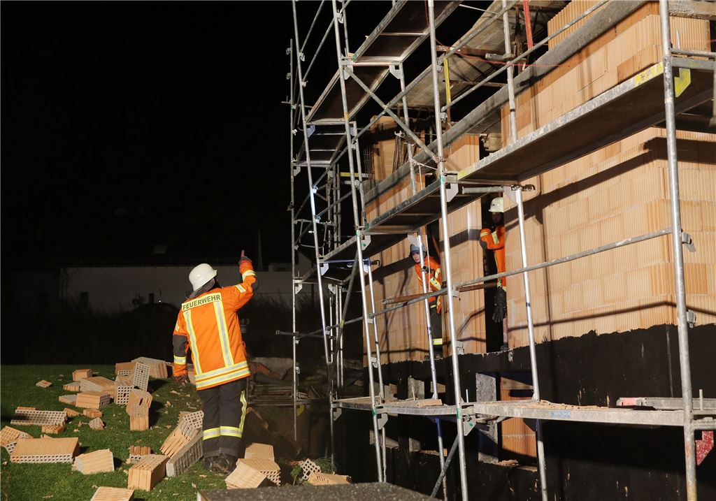 Ein Baugerüst musste die Wiernsheimer Feuerwehr sichern, das wegen heftiger Sturmböen ein Nachbargebäude bedrohte.  Foto: Küppers