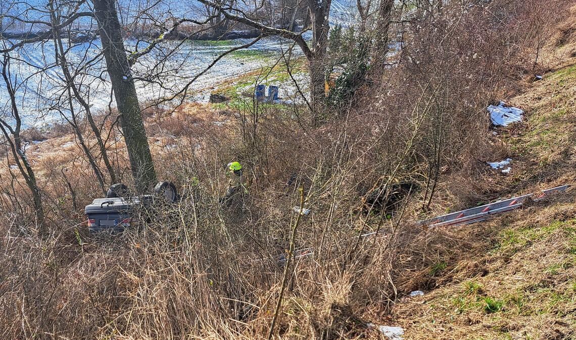 Ein Baum stoppt das Unfallauto, das kopfüber den Hang hinunterrutscht. Foto: EinsatzReport24