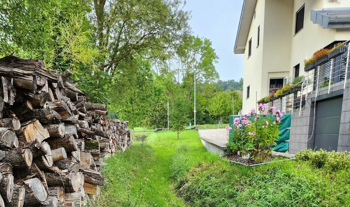 Ein Beispiel für eine Grundstücksfläche, die nur bedingt von Wert ist: Graben hinter einem Haus in Schönenberg. Foto: Archiv/privat