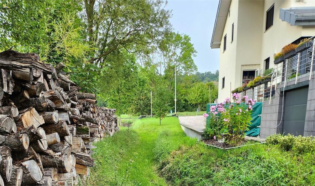 Ein Beispiel für eine Grundstücksfläche, die nur bedingt von Wert ist: Graben hinter einem Haus in Schönenberg. Foto: Archiv/privat