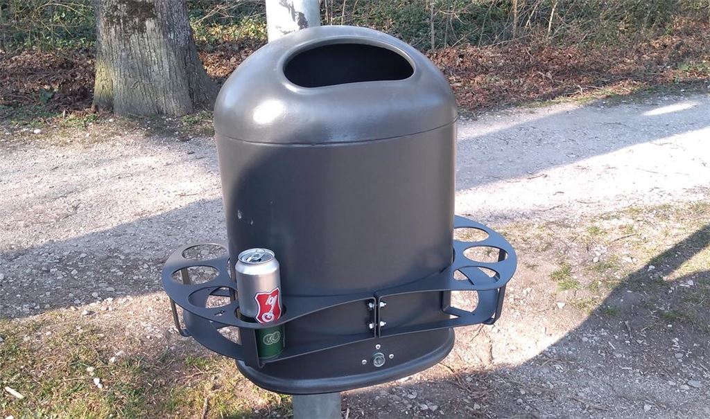 Ein Beispiel für einen Pfandring an einem Abfalleimer. Foto: Paul Ketz