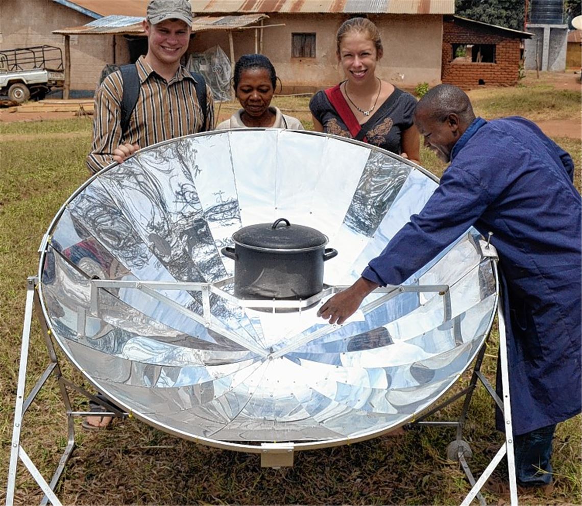 Ein Beitrag zum Klimaschutz: Anna Oprei und David Rödig schulen die Bevölkerung Tansanias im Aufbau und im Umgang mit den in Mühlacker gefertigten Kochern. Foto: privat