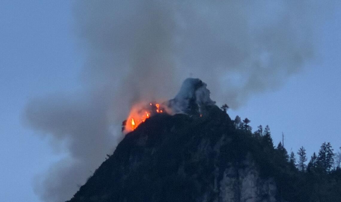 Ein Berg in Flammen. Auf dem Saurüsselkopf in den bayrischen Alpen musste die Feuerwehr einen Waldbrand unter schwierigsten Bedingungen löschen. Grund für das Feuer war auch das trockene Wetter.