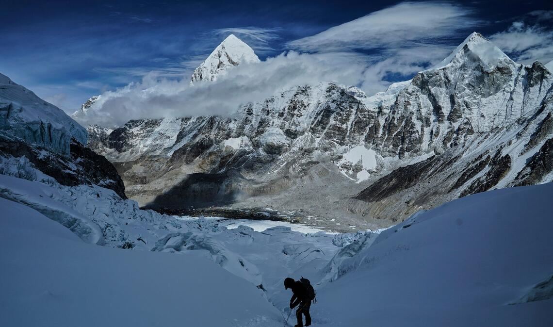 Ein Bergsteiger klettert zum Everest-Basislager ab. (Foto Archiv)