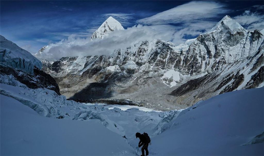Ein Bergsteiger klettert zum Everest-Basislager ab. (Foto Archiv)