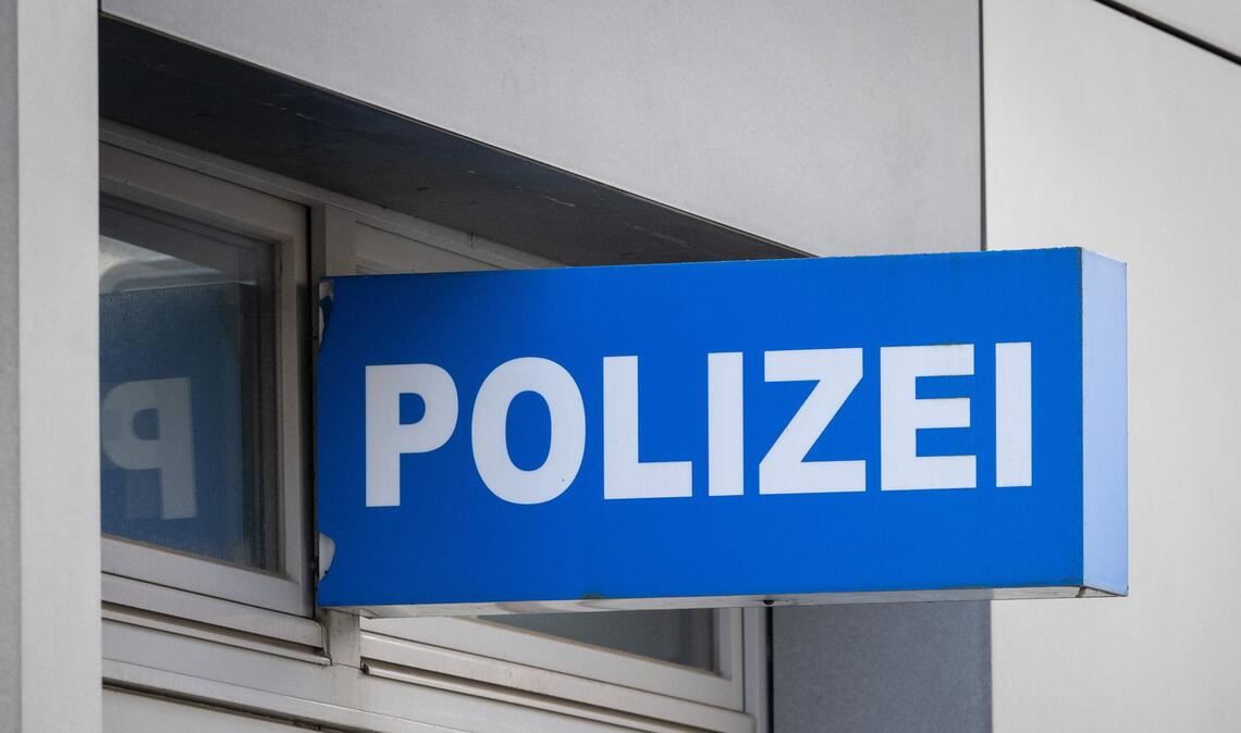 Ein Betrukener ist zur Würzburger Polizei gegangen und wollte dort den wegen Alkohol am Steuer einkassierten Autoschlüssel einer Freundin abholen. (Symbolbild)