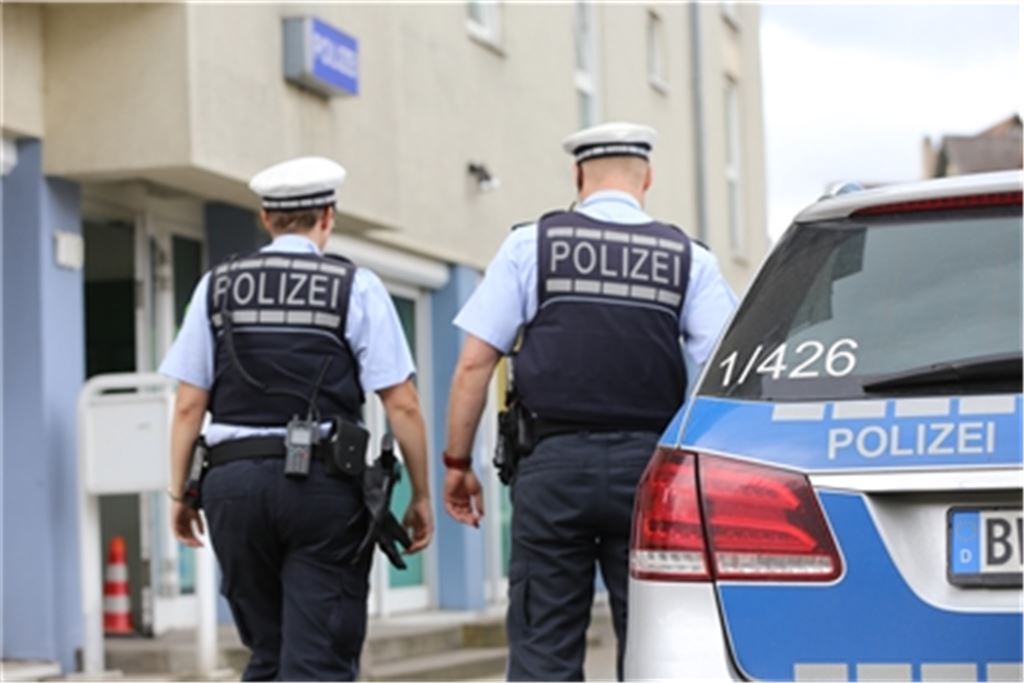 Ein Betrunkener hat eine Polizeibeamtin zur Seite gestoßen und ihren Kollegen angegriffen, indem er ihn mit beiden Händen wegstieß. Symbolfoto: Hober