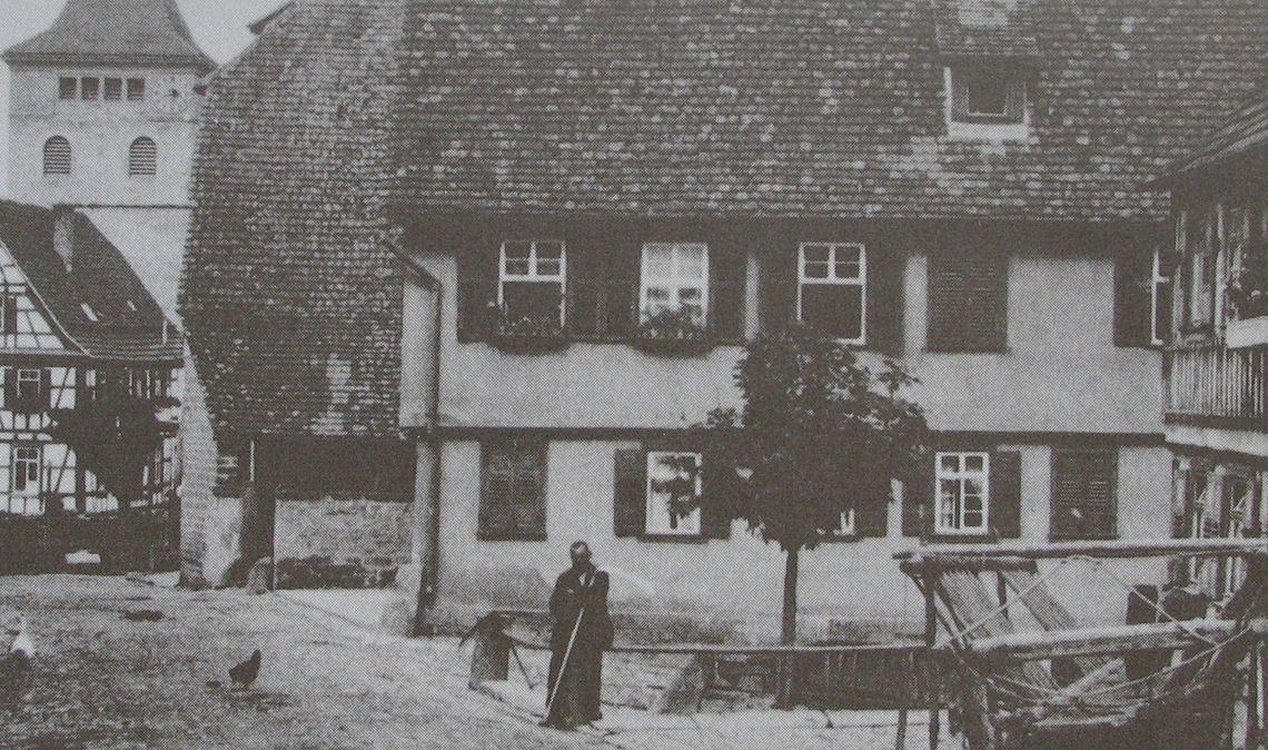 Ein Bild aus alten Tagen. Die Ötisheimer Kirche, davor ist das Pfarrhaus zu sehen, spielte für Wilhelm Heinrich Gwinner eine nicht zu unterschätzende Rolle. Der Pfarrer erteilte dem begabten Jungen Privatunterricht. Foto: Archiv