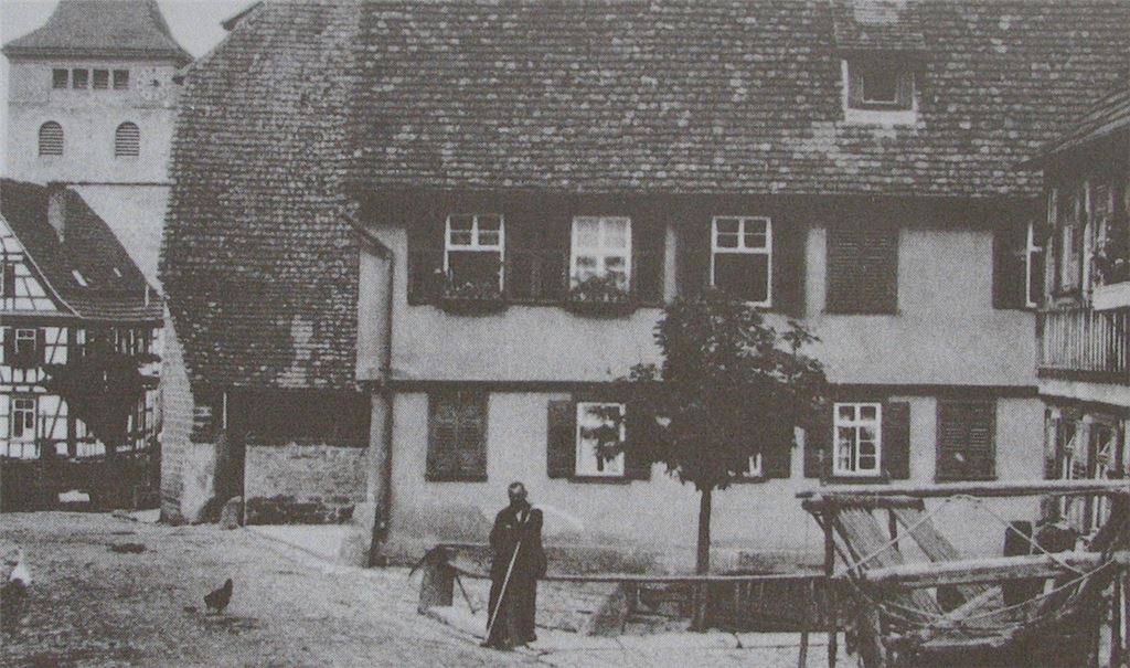 Ein Bild aus alten Tagen. Die Ötisheimer Kirche, davor ist das Pfarrhaus zu sehen, spielte für Wilhelm Heinrich Gwinner eine nicht zu unterschätzende Rolle. Der Pfarrer erteilte dem begabten Jungen Privatunterricht. Foto: Archiv