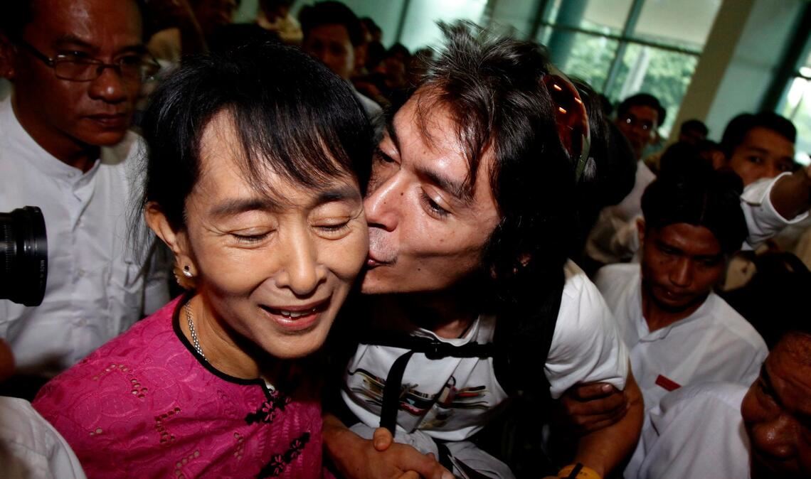 Ein Bild aus besseren Tagen: Aung San Suu Kyi 2011 zusammen mit ihrem Sohn Kim Aris. (Archivbild)