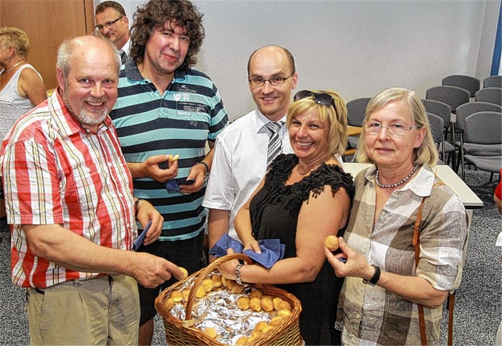 Ein Bild aus besseren Tagen: Die Illinger Fraktionschefs Klaus Kluge (li.), Eric Schach (2. v. li.) und Ingeborg Beller (re.) greifen im Juli 2013 beherzt zu, als Bürgermeister Harald Eiberger und seine Frau Sabine am Abend der Wiederwahl süße Bällchen anbieten. In der Zwischenzeit ist die freundliche Atmosphäre zwischen dem Verwaltungschef und den Räten wieder deutlich abgekühlt. Foto: Archiv Hansen