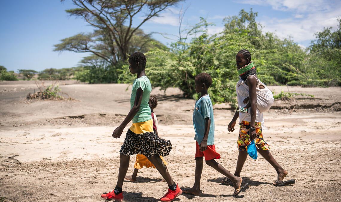 Ein Bild aus dem Beispielland Kenia: unterwegs zur mobilen Klinik der Missionsgemeinschaft Sankt Paul der Apostel. In der Turkana muss die Familie für die ärztliche Untersuchung weite Wege in Kauf nehmen. Foto: Josemarie NyagahFairpicture/Kindermissionswerk