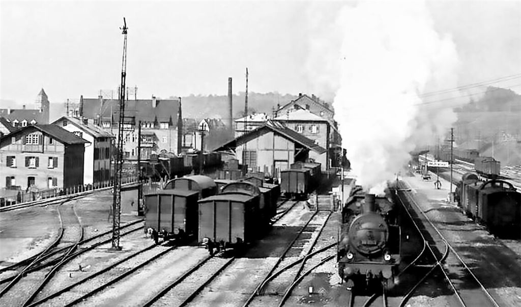 Ein Bild aus den 1930er Jahren zeigt den Mühlacker Bahnhof noch mit einer eindrucksvollen Dampflokomotive. Foto: Archiv