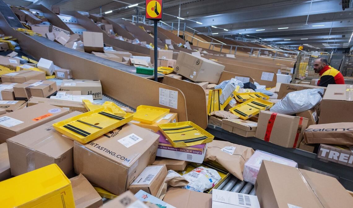 Ein Bild aus einem DHL-Standort aus der Weihnachtszeit 2025 - in der diesjährigen Osterzeit wird ebenfalls mit großen Paketmassen gerechnet. (Archivbild)
