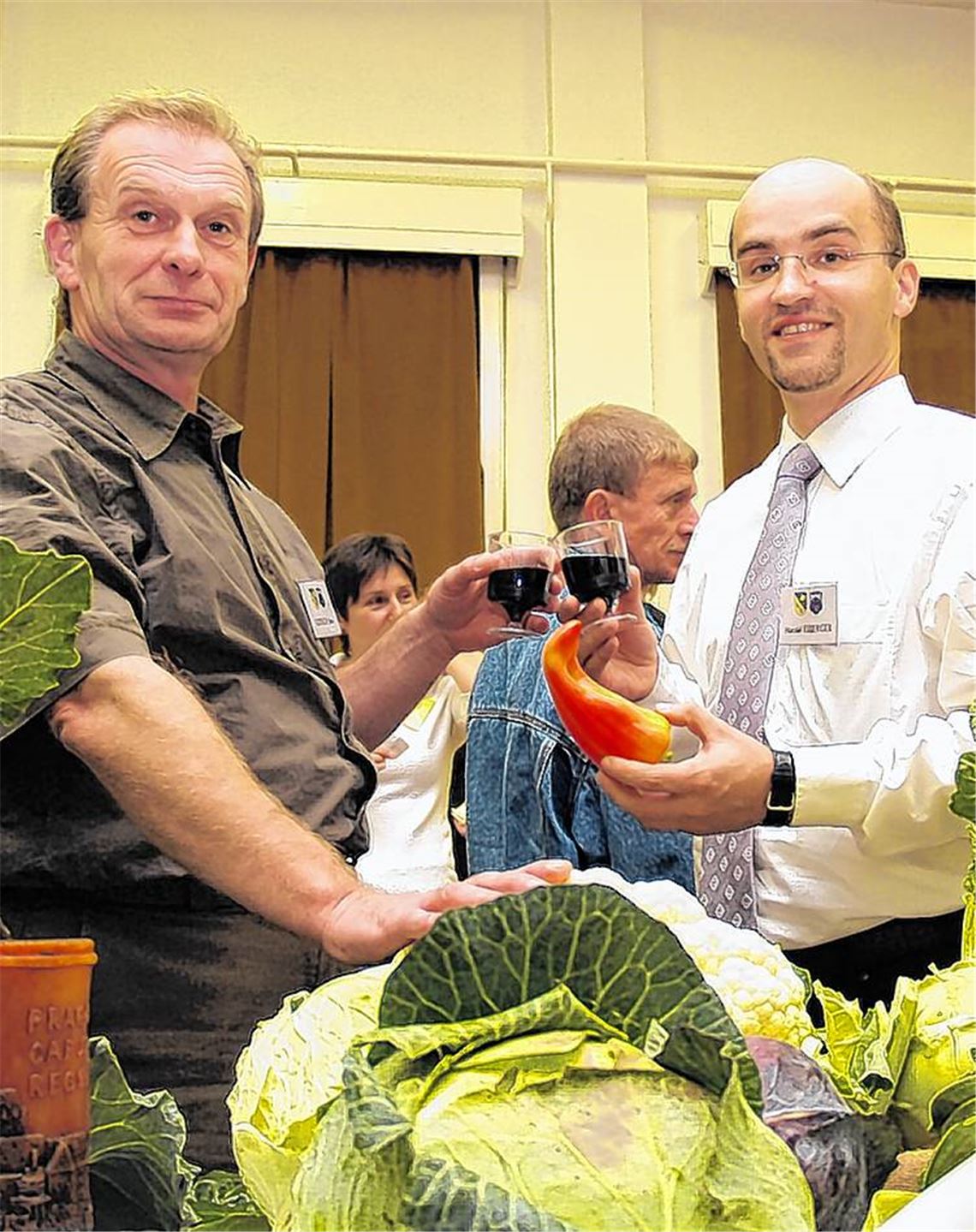 Ein Bild aus glücklichen Tagen: Illingens Bürgermeister Harald Eiberger (re.) und Janos Gotsch, stellvertretender Bürgermeister in Janossomorja, im Herbst 2007 beim Kürbisfest in Ungarn, auf dem die Vertreter der Kommunen erste Kontakte geknüpft haben. Archivfoto: Goertz