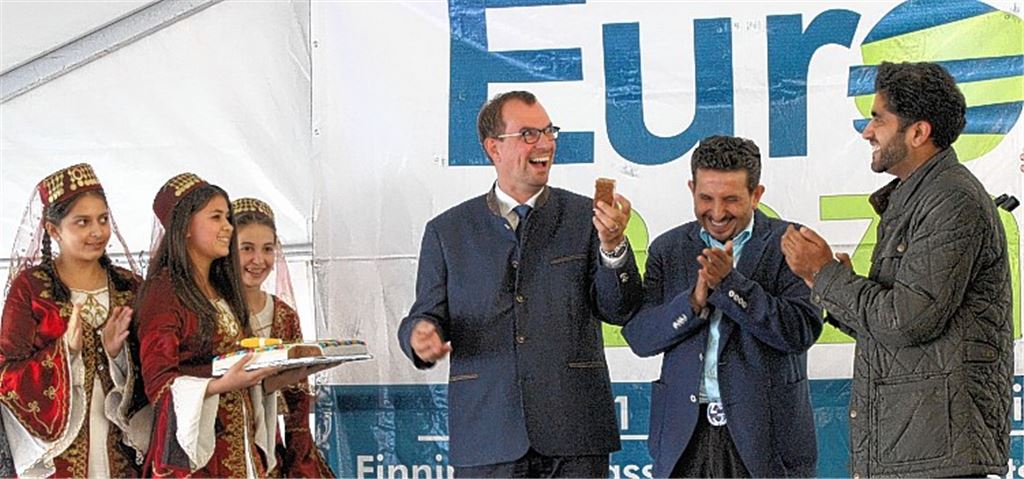 Ein Bild aus unbeschwerten Tagen: Weil Mohammad Luqman (re.) der Stadt Mühlacker überraschend abhanden gekommen ist, stellt sich im Gemeinderat plötzlich erneut die Grundsatzfrage nach der Notwendigkeit eines Integrationsbeauftragten. Im April will Oberbürgermeister Frank Schneider (li.) im Gremium eine Entscheidung herbeiführen.