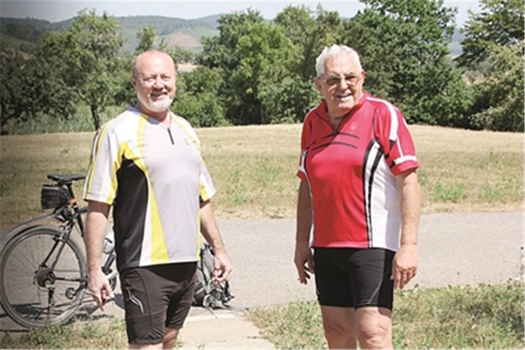 Ein Bild aus unbeschwerteren Tagen: Klaus Fischer (re.) auf einer Radtour mit seinem russischen Freund Anatoli. Foto: privat