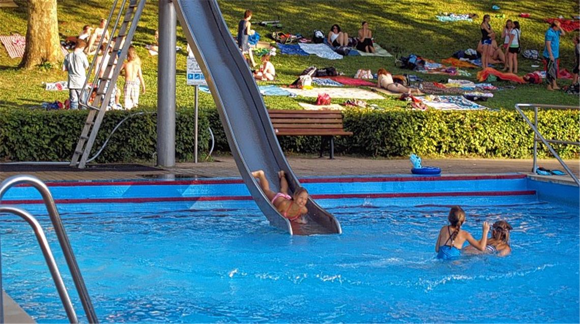 Ein Bild, das es in absehbarer Zeit so nicht mehr geben wird: Die zwei getrennten viereckigen Nichtschwimmer- und Schwimmerbecken sind nicht mehr gefragt.