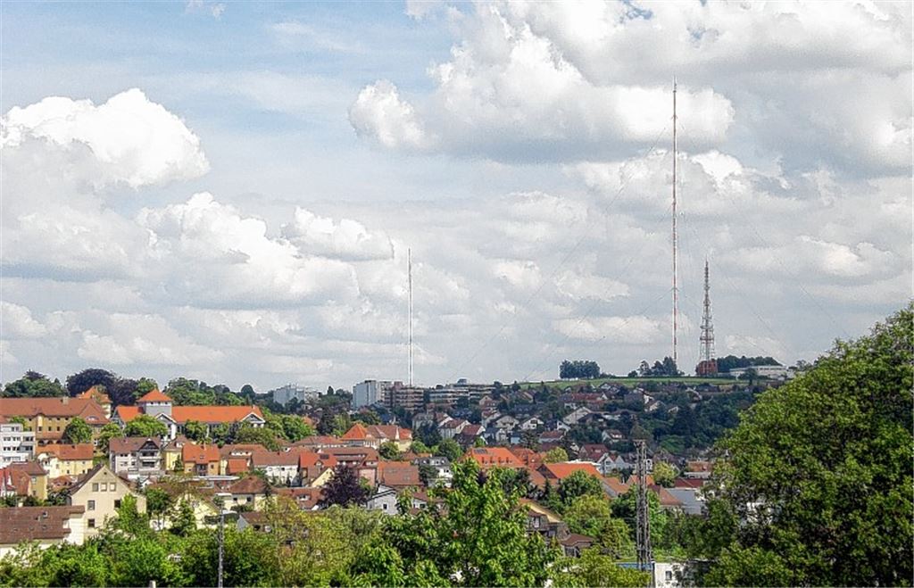 Ein Bild, das es so bald nicht mehr geben wird: Der kleine Bruder des großen Sendermasts – im Bild links – wird in Kürze demontiert.