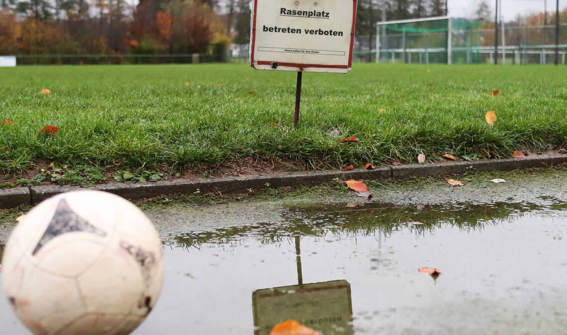 Ein Bild, das im Herbst und Winter auf Amateursportplätzen leider häufig zu sehen ist. Auch dieses Wochenende müssen sicher wieder Spiele abgesagt werden. Foto: Archiv
