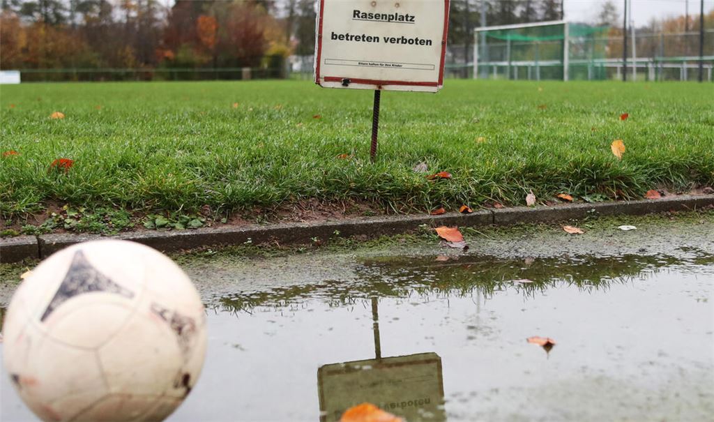 Ein Bild, das im Herbst und Winter auf Amateursportplätzen leider häufig zu sehen ist. Auch dieses Wochenende müssen sicher wieder Spiele abgesagt werden. Foto: Archiv