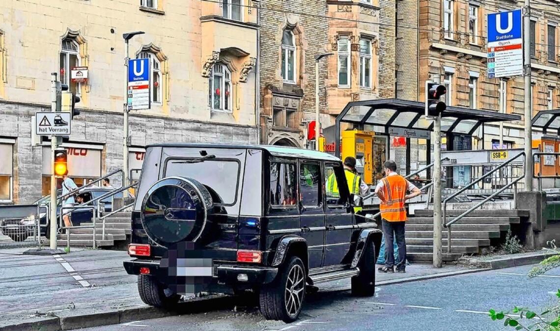 Ein Bild, das in Erinnerung bleibt: Es zeigt die Unfallstelle am Olgaeck und das Unfallfahrzeug Stunden nach dem tödlichen Unfall.