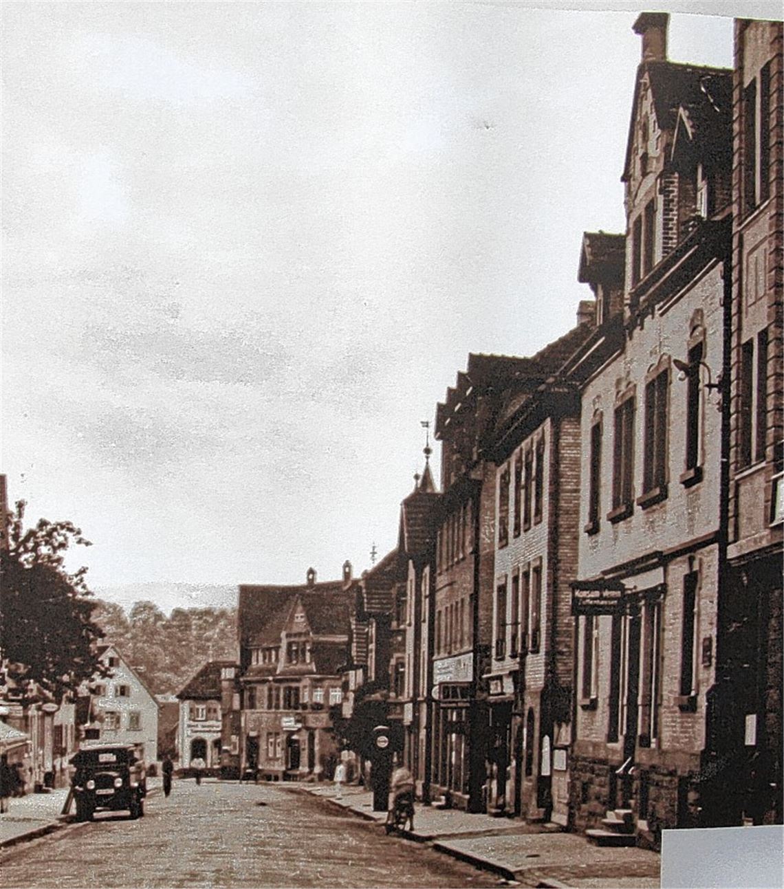 Ein Bild der Ausstellung zeigt das Gebäude an der Bahnhofstraße (re.), in dem bis zur Zerschlagung der Gewerkschaften durch die Nationalsozialisten der ADGB seinen Sitz hatte. Über 80 Jahre später ...
