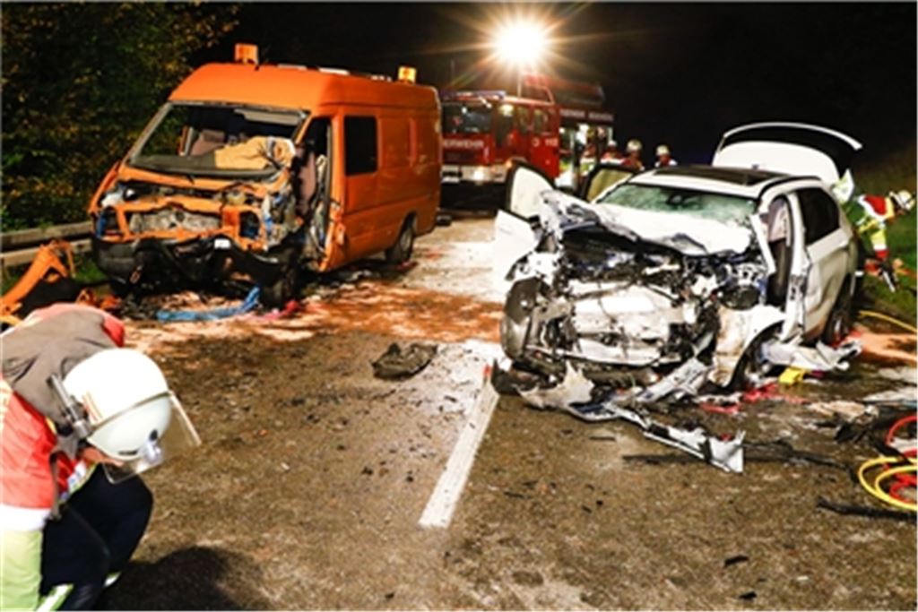 Ein Bild der Verwüstung: Nach dem schweren Zusammenstoß auf der B294 zwischen Höfen und Neuenbürg ist auch ein Rettungshubschrauber (Foto unten) im Einsatz. Fotos: Einsatz-Report 24