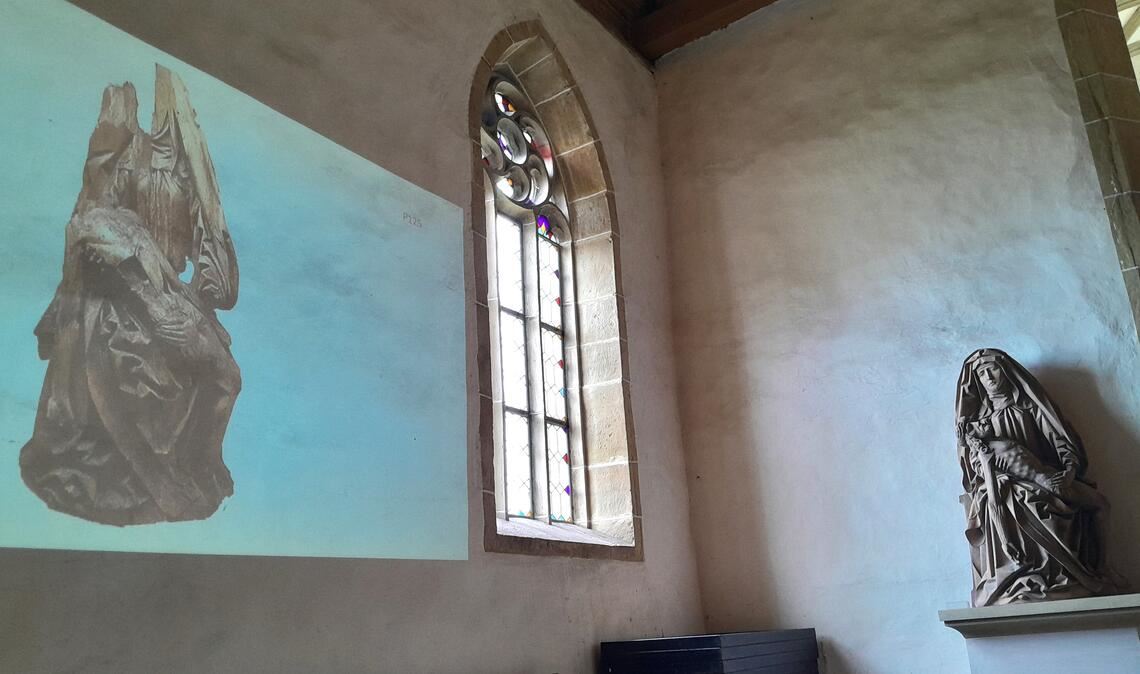 Ein Bild der historischen Pietà und die Nachbildung. Foto: Filitz