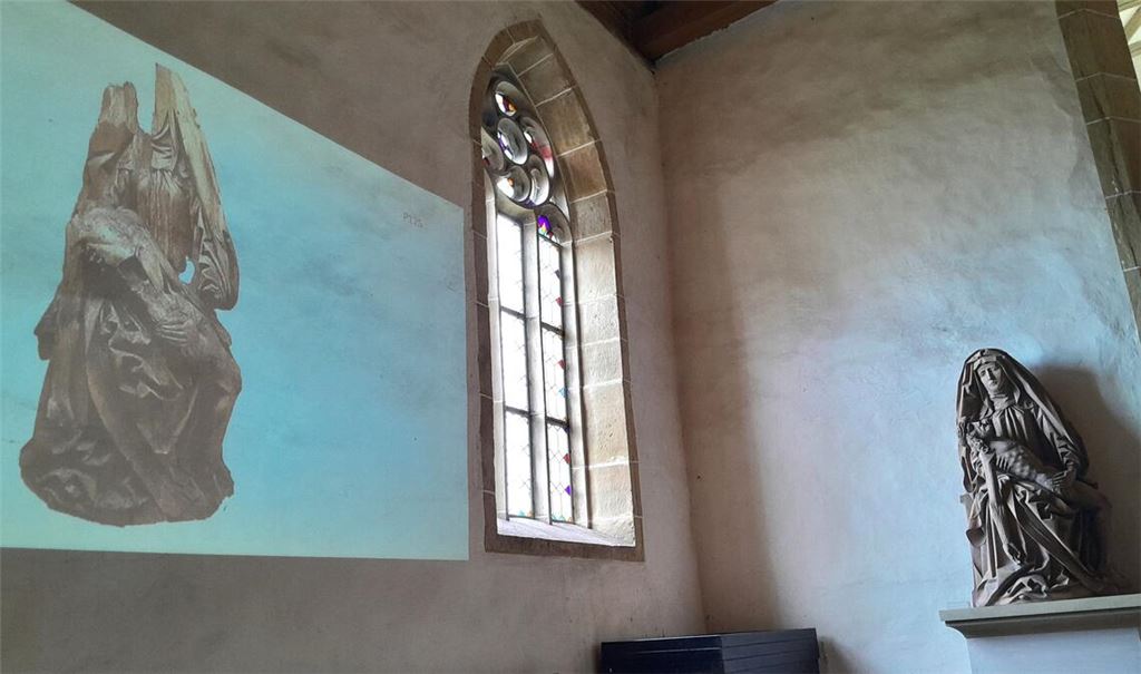 Ein Bild der historischen Pietà und die Nachbildung. Foto: Filitz