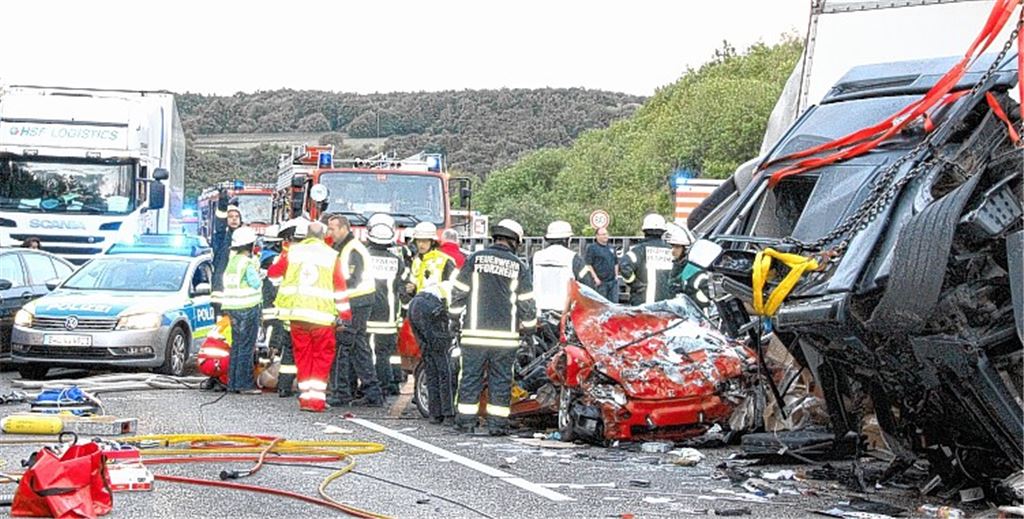 Ein Bild des Schreckens: Der Fahrer des roten Honda wird schwer verletzt und stirbt kurze Zeit später im Krankenhaus.
