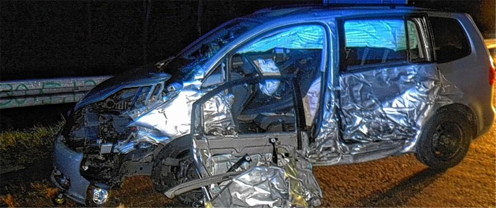 Ein Bild des Schreckens: der stark beschädigte VW Touran nach dem Zusammenprall mit dem Wagen der Falschfahrerin.