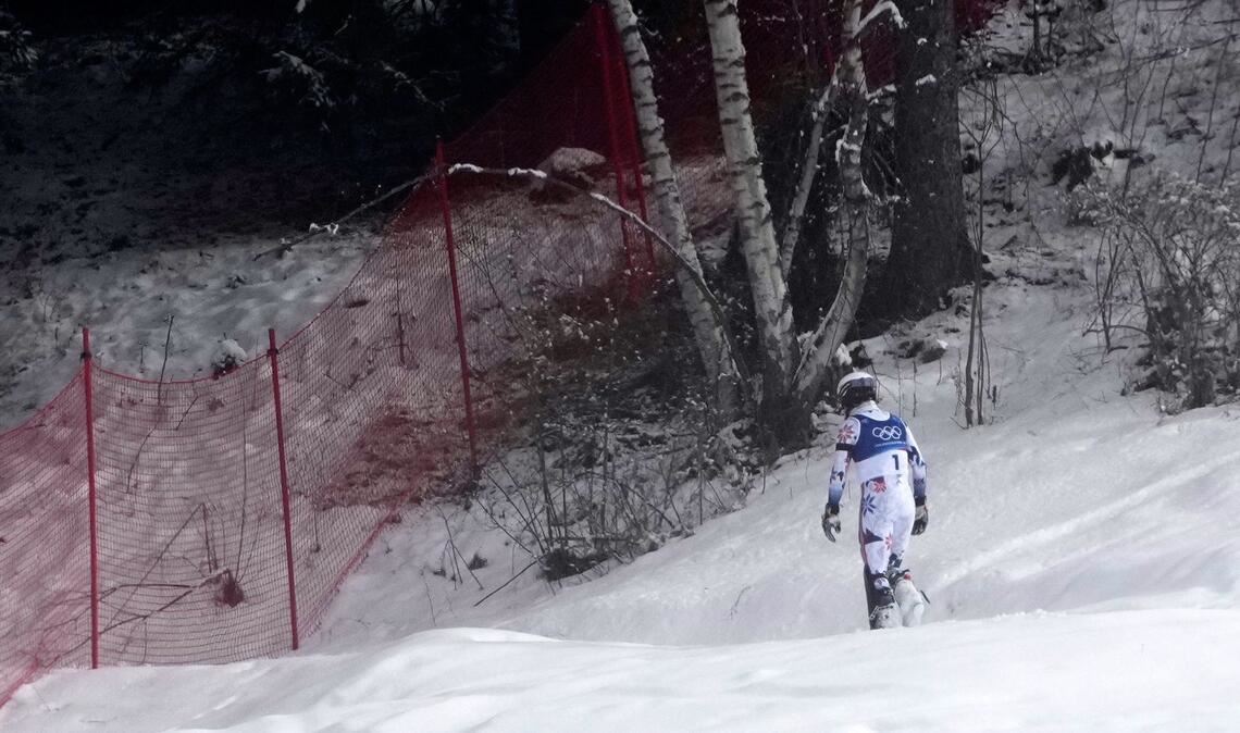 Ein Bild dieser Winterspiele: Atle Lie McGrath stapfte nach seinem Aus im Slalom einsam durch den Schnee in Richtung eines Waldstück.