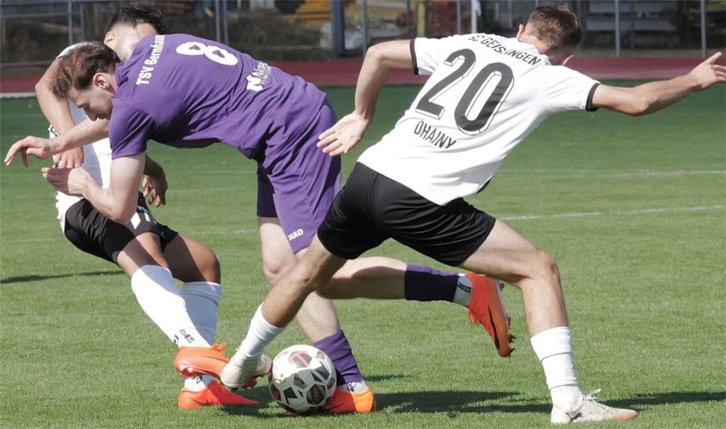 Ein Bild mit Beispiel-Charakter: Mertcan Özocak (Mitte) und seine Teamkollegen vom TSV Bernhausen kamen im Spiel gegen den SC Geislingen häufiger ins Straucheln.