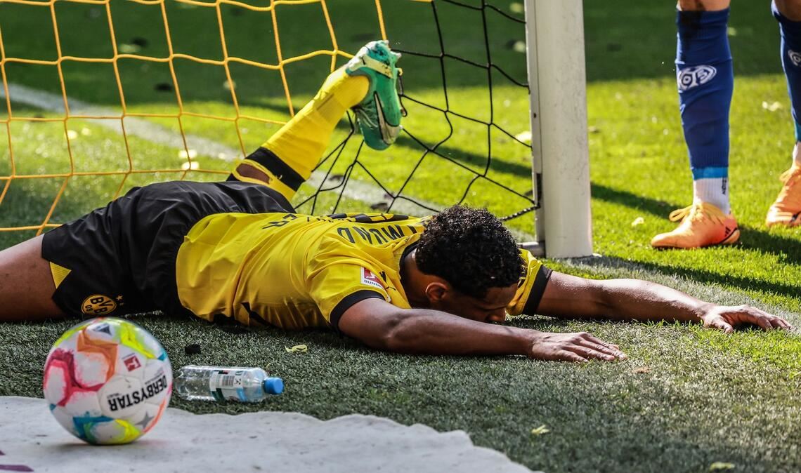 Ein Bild mit Symbolcharakter: Sébastien Haller und der BVB liegen nach der verspielten Meisterschaft am Boden.