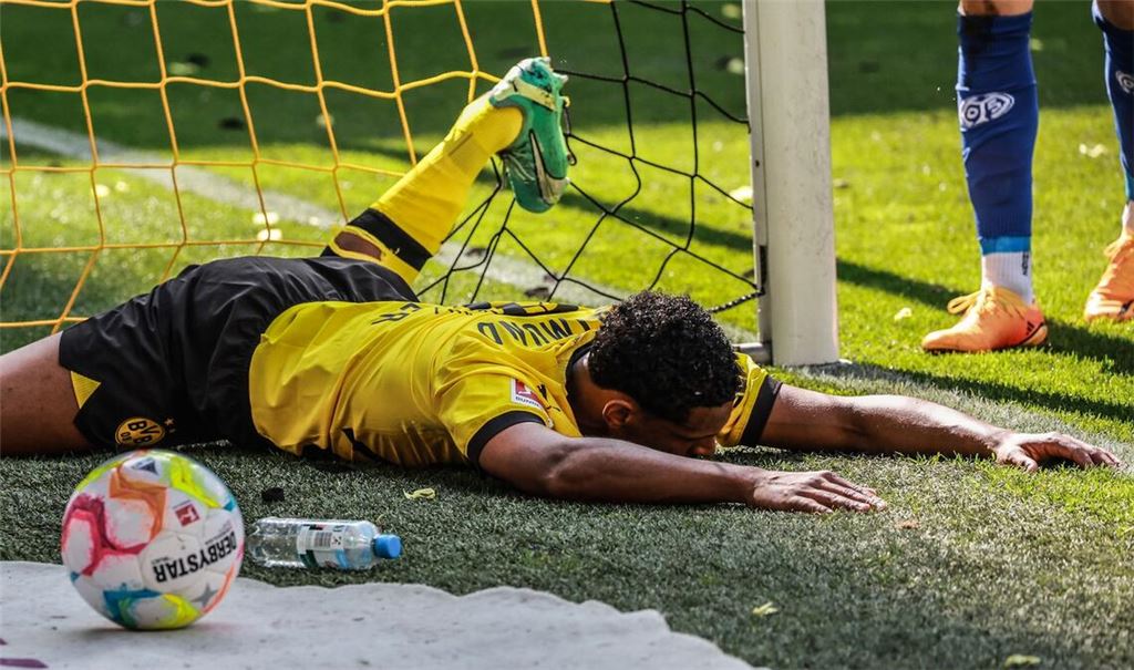 Ein Bild mit Symbolcharakter: Sébastien Haller und der BVB liegen nach der verspielten Meisterschaft am Boden.
