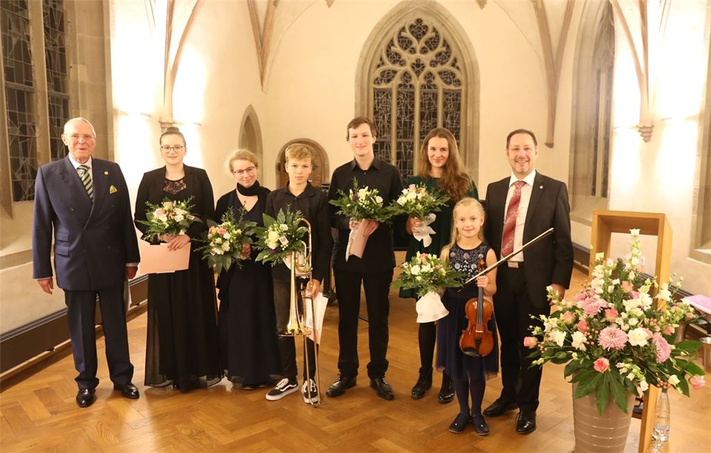 Ein Bild von der Preisverleihung 2019: Karlheinz Schmid (li.) und Klaus Notter (re.) mit den jungen Musikern Lisa S. Schran (v.li.), Sophie Mercier, Mischa Körner, Nick Gengenbach, Charlotte Stickel und Marie Charlotte Scheffel. Letztere überzeugte die Jury damals am meisten. Foto: Archiv