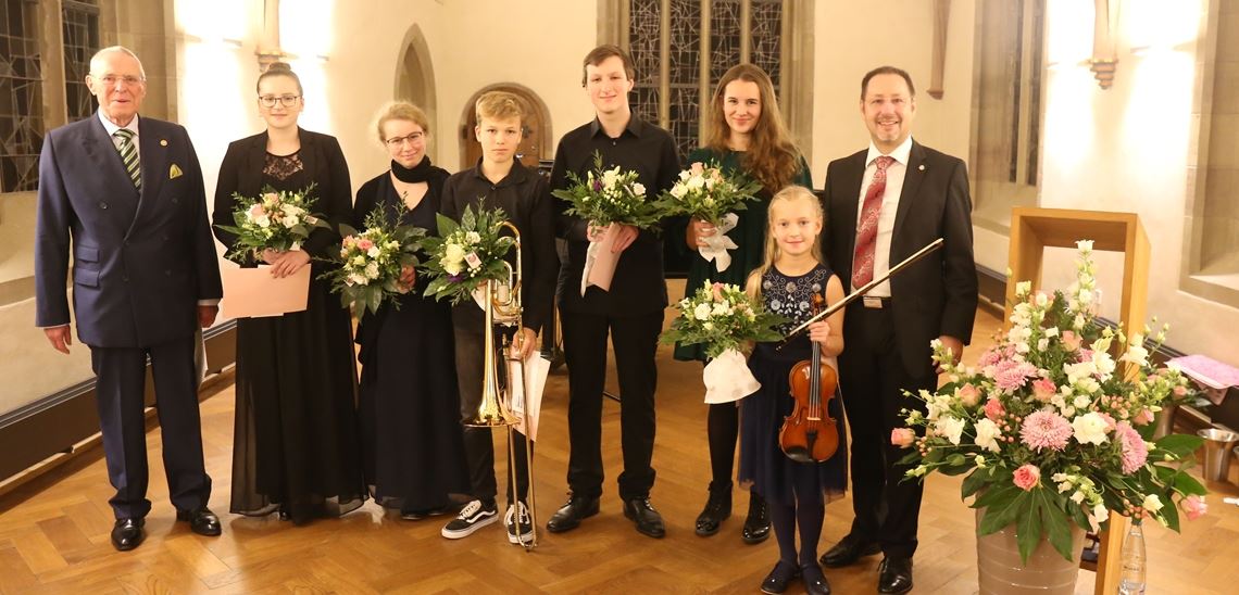 Ein Bild von der Preisverleihung 2019: Karlheinz Schmid (li.) und Klaus Notter (re.) mit den jungen Musikern Lisa S. Schran (v.li.), Sophie Mercier, Mischa Körner, Nick Gengenbach, Charlotte Stickel und Marie Charlotte Scheffel. Letztere überzeugte die Jury damals am meisten. Foto: Archiv