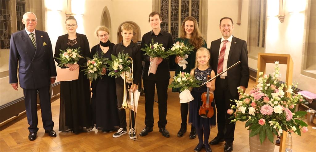 Ein Bild von der Preisverleihung 2019: Karlheinz Schmid (li.) und Klaus Notter (re.) mit den jungen Musikern Lisa S. Schran (v.li.), Sophie Mercier, Mischa Körner, Nick Gengenbach, Charlotte Stickel und Marie Charlotte Scheffel. Letztere überzeugte die Jury damals am meisten. Foto: Archiv
