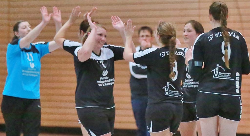Ein Bild wie aus einer anderen Zeit: Die Handball-Frauen des TSV Wiernsheim bejubeln im Dezember 2019 einen Sieg in der heimischen Lindenhalle – vor Zuschauern.Archivfoto: Huber