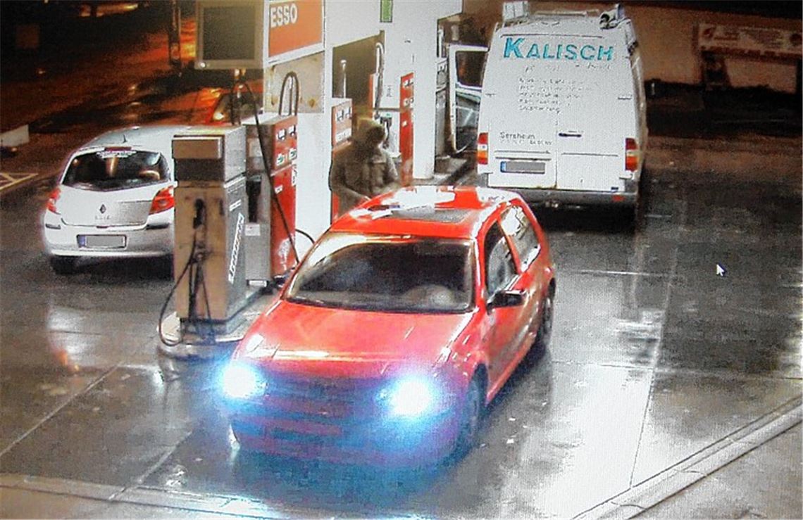 Ein Bildausschnitt aus dem Internetvideo zeigt den Benzindieb bei seiner Tat an einer Tankstelle in Horrheim. 
