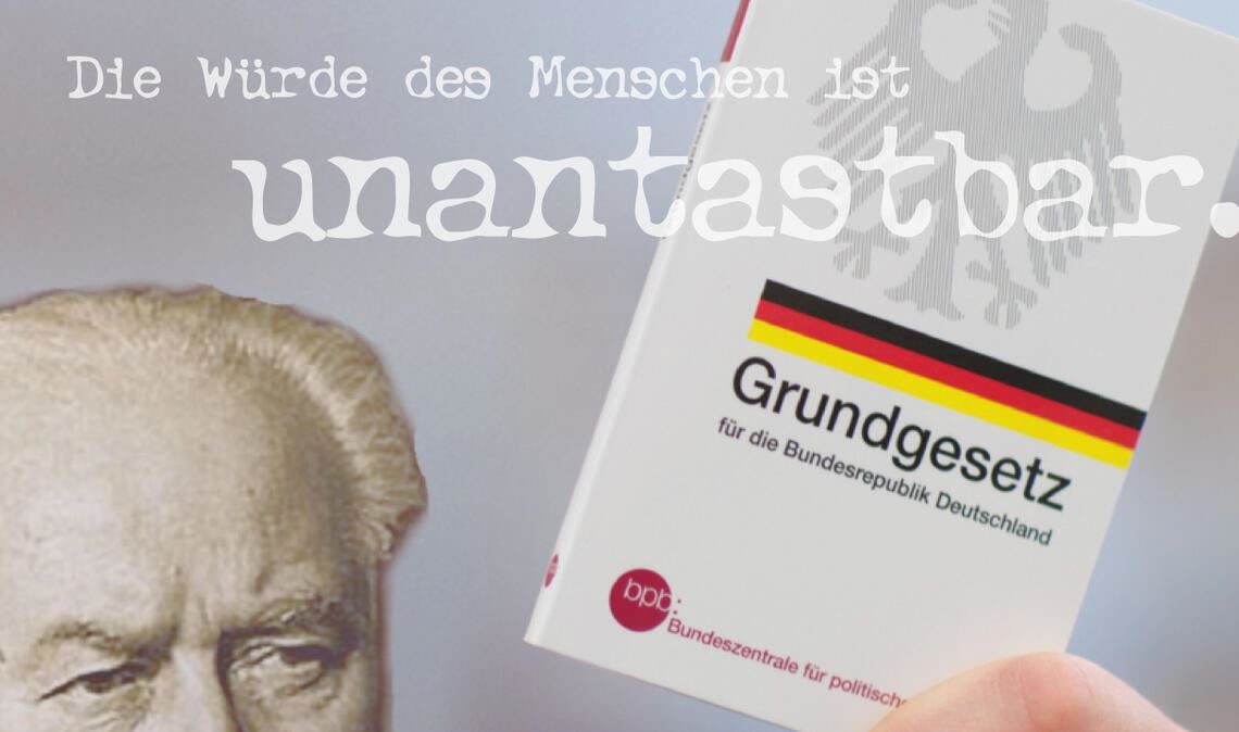 Ein Blick auf den Flyer zur Ausstellung „75 Jahre Grundgesetz“. Foto: privat