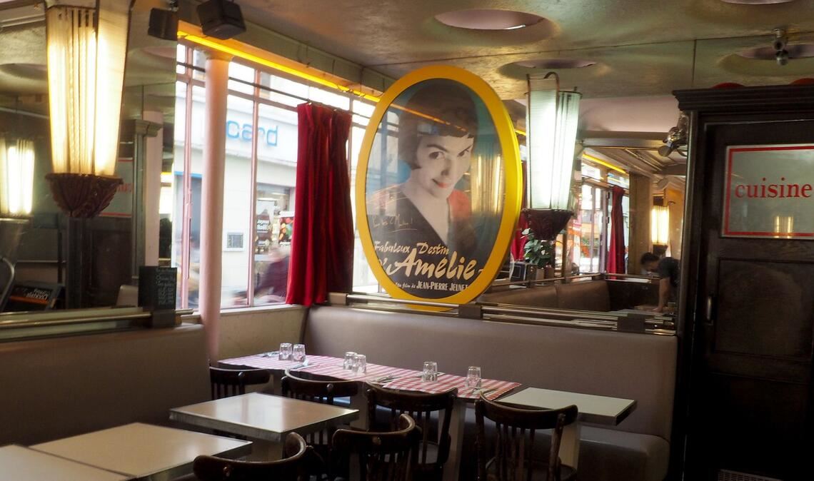 Ein Blick in das "Café des Deux Moulins", in dem die Hauptdarstellerin Audrey Tautou in "Die fabelhafte Welt der Amélie" als Kellnerin arbeitet.