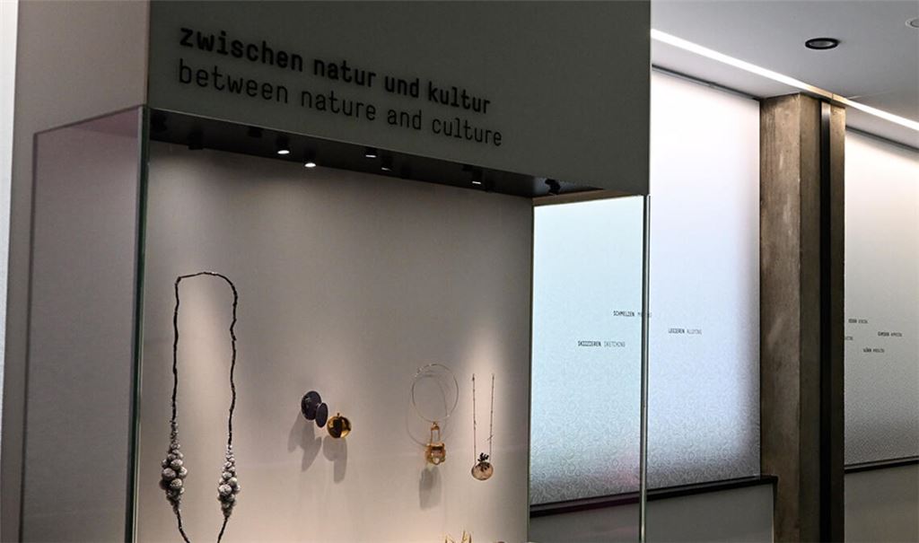 Ein Blick in die neu konzeptionierte moderne Sammlung des Schmuckmuseums Pforzheim. Foto: PetraJaschke