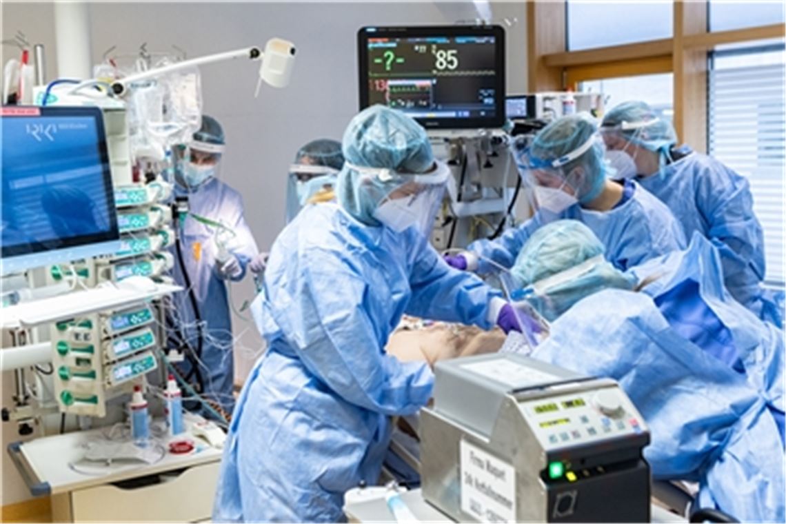 Ein Blick in eine Intensivstation der RKH-Kliniken, wo derzeit trotz hoher Infektionszahlen keine Alarmstimmung herrscht. Gleichwohl ist die personelle Situation wegen Quarantäne und Krankheitsfällen nach wie vor schwierig. Foto: RKH Kliniken